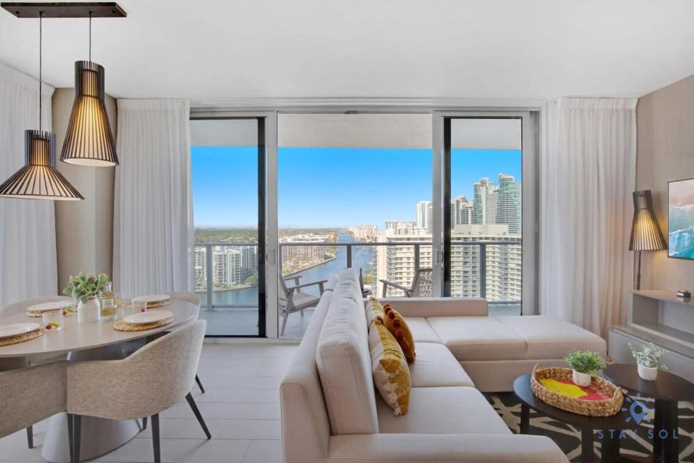 High Floor with Stunning Views Amazing Pools